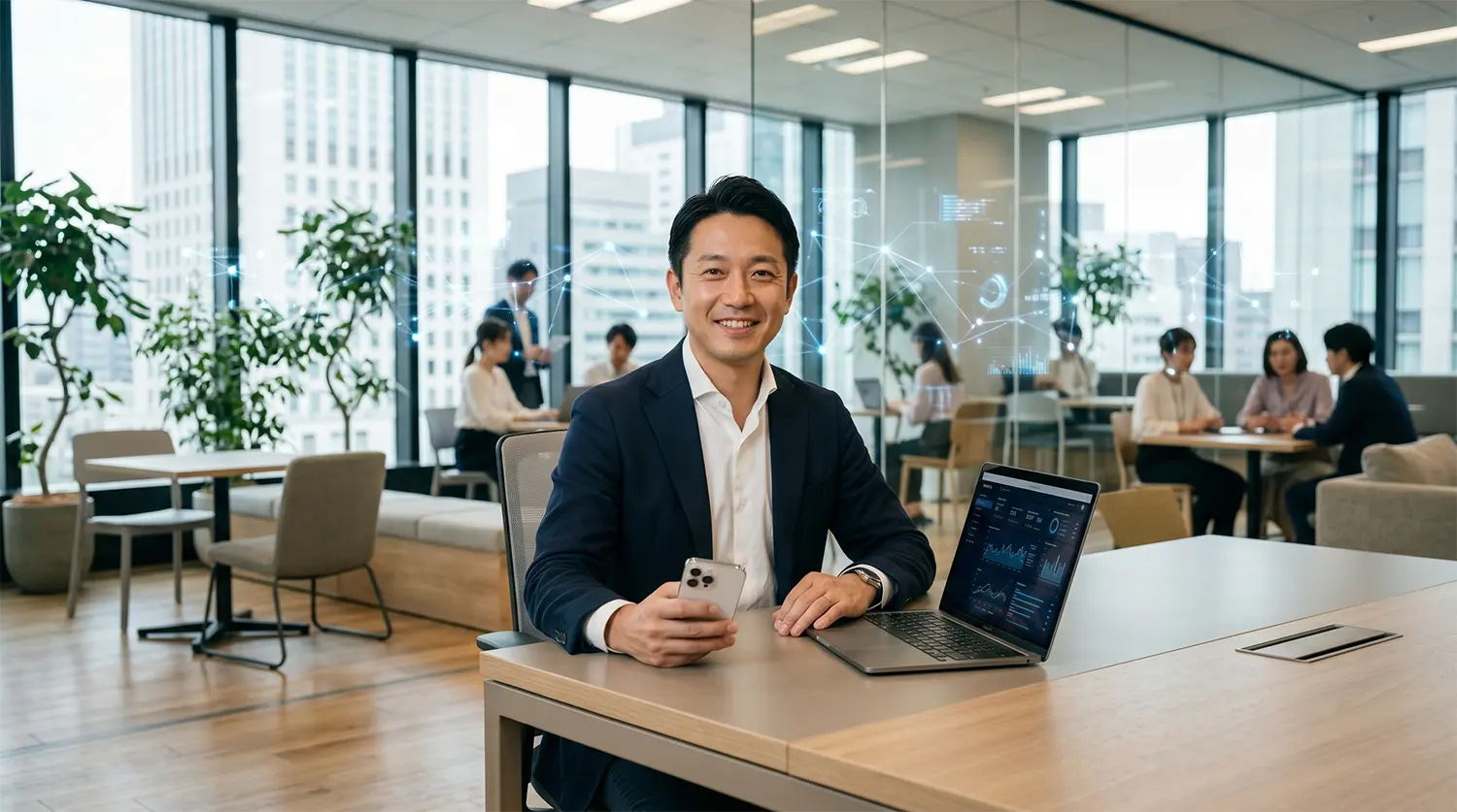 「オフィスの窓際でスマートフォンを見つめ、驚きと嬉しそうな表情を浮かべる40代の日本人ビジネス男性。周囲にデジタルのネットワークや繋がりのエフェクトが薄く漂う、スマートカジュアルな服装のプロフェッショナルなオフィス風景。」